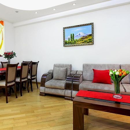 3 Bedroom Apartment Near Republic Square Jerevan Exteriör bild