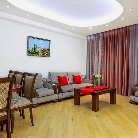 3 Bedroom Apartment Near Republic Square Jerevan Exteriör bild