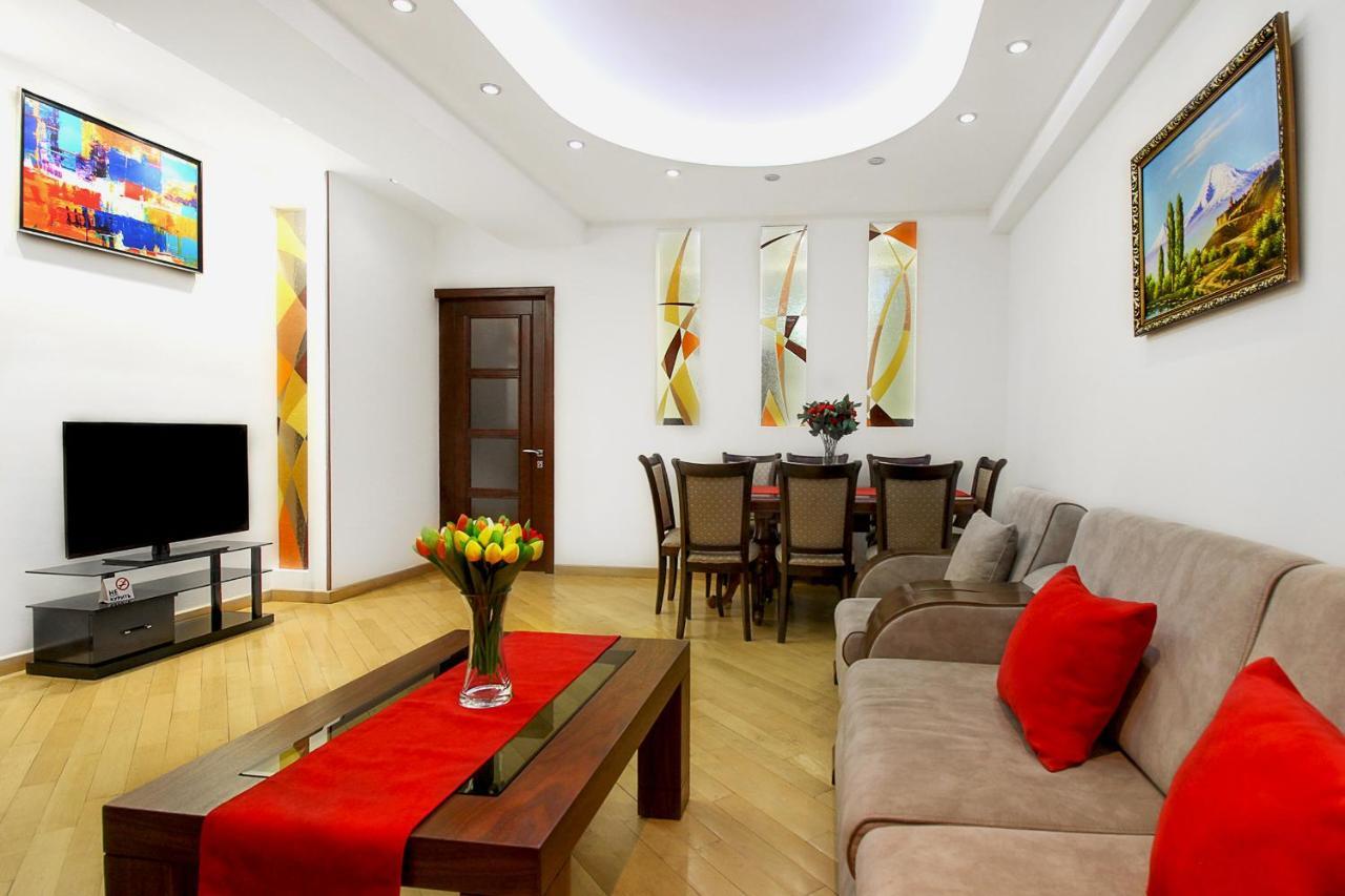 3 Bedroom Apartment Near Republic Square Jerevan Exteriör bild