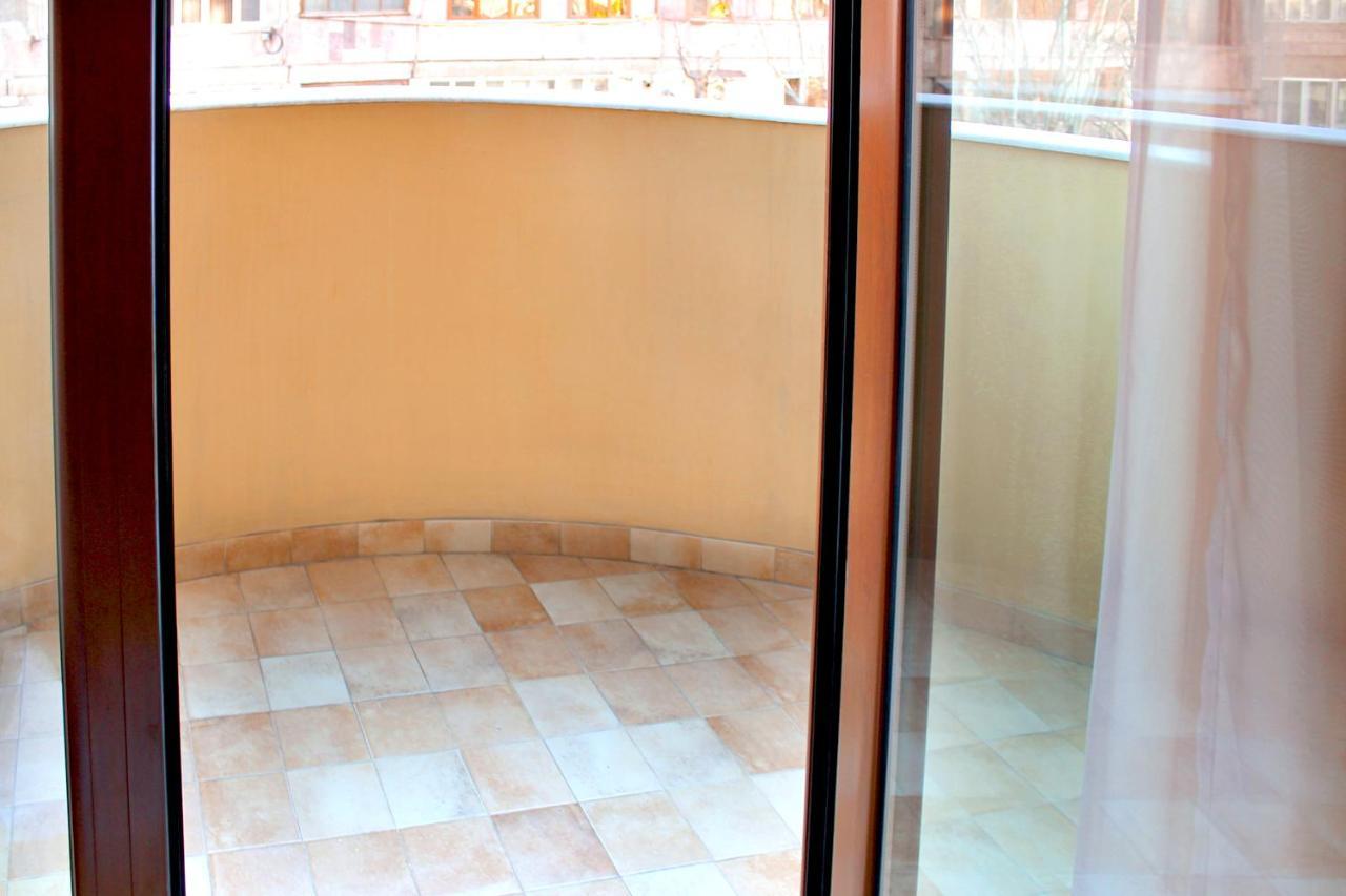 3 Bedroom Apartment Near Republic Square Jerevan Exteriör bild