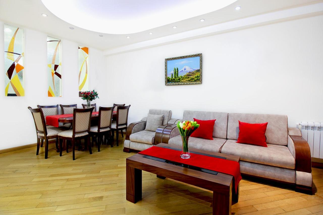 3 Bedroom Apartment Near Republic Square Jerevan Exteriör bild