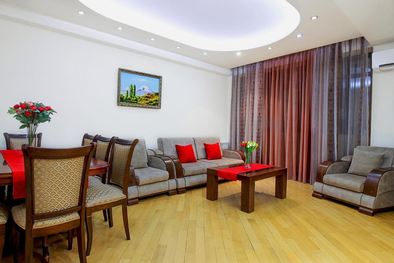 3 Bedroom Apartment Near Republic Square Jerevan Exteriör bild
