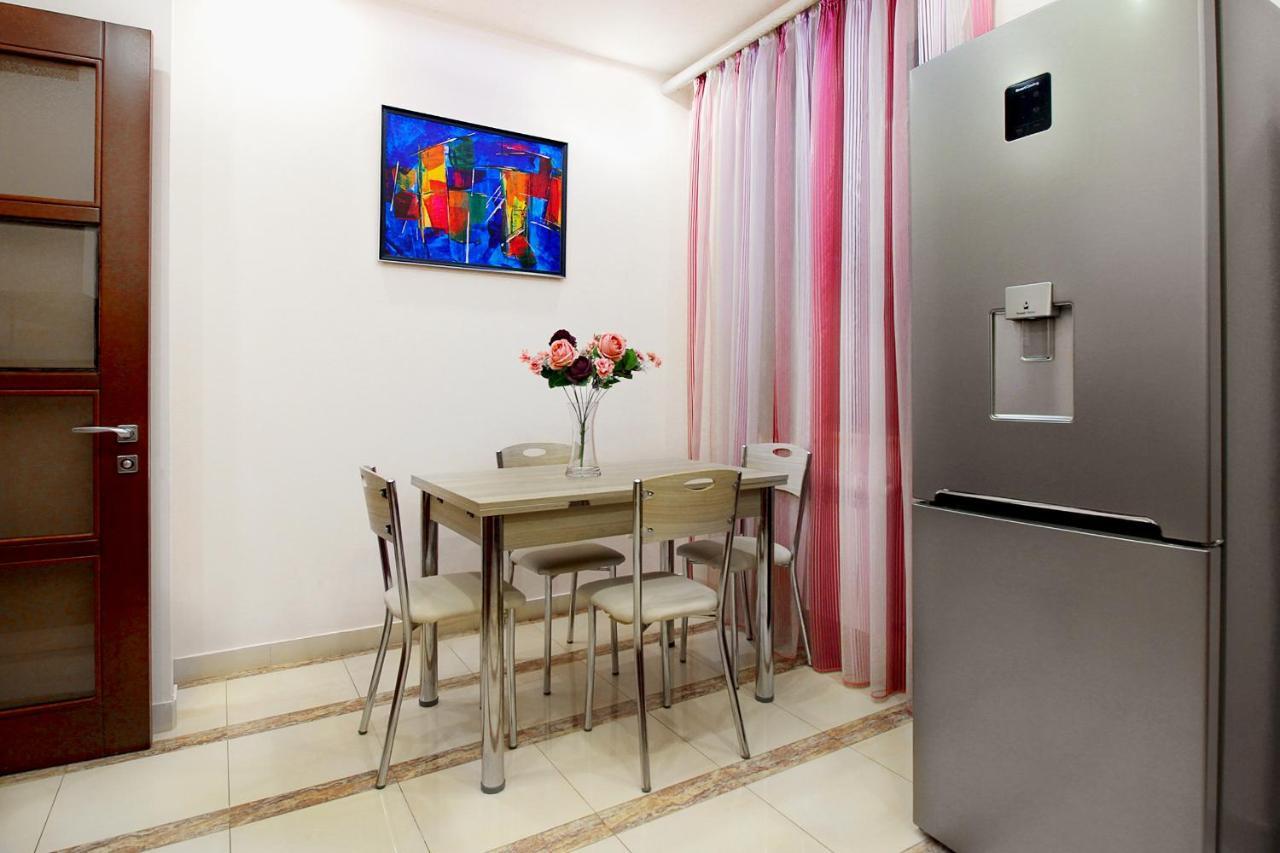 3 Bedroom Apartment Near Republic Square Jerevan Exteriör bild